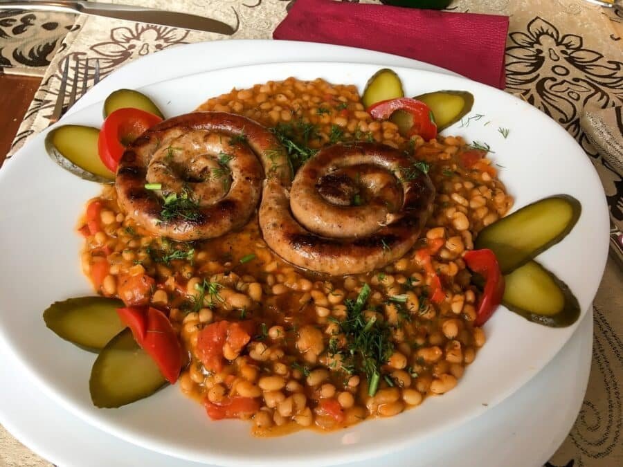 Fasole Cu&nbsp;Ciolan_Beef sausages with bean sprouts served with a bean stew_Depositphotos_383287828_S