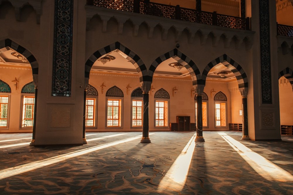 Not to be missed, the interior of Mihrimah Sultan Mosque in Türkiye with arches and windows.